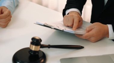 Müvekkil hukuki danışmanlık ve avukatlık danışmanlığı konusunda hukuk firmasına güveniyor, karmaşık yasal sözleşme belgelerini güvenilir bir hukuk danışmanlık hizmeti olarak analiz ediyor. Ağır çekim. Katı.