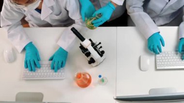 Bilimsel uzmanlığa, laboratuvar ekipmanlarına ve yenilikçi tıbbi biyoteknoloji yazılımına sahip laboratuvar sağlık araştırma ekibi yeni ilaçlar araştırıyor, tedavi geliştiriyor. Ağır çekim. Katı.