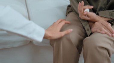 Destekleyici ve rahatlatıcı eller depresif hastayı neşelendiriyor ya da empati kurarak stres yapıyor. Psikolog, Vivancy Kliniği 'nde stresli ve üzgün bir hastaya güven veriyor..