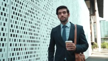 İş adamı telefona cevap verir ve iş yatırımları hakkında konuşur. İş planı, pazarlama stratejisi ya da çalışma hakkında konuşmak için akıllı telefonla konuşurken sokakta yürüyen mutlu bir yönetici. Sevinçli..