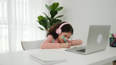 Kulaklık takıp ödevlerini yapan sevimli bir Amerikalı kız. Programlama sistemini araştırırken ve mühendislik komut yazarken defterde yazan mutlu çekici kız öğrenci. Pedagoji.