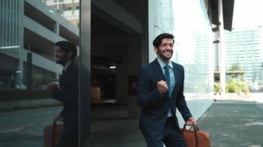 Terfiyi kutlamak ya da sokakta yürürken iyi haberler almak için yürüyen ve dans eden yetenekli bir iş adamı. Yetenekli proje yöneticisi ya da lider aşırı sevinç duygularını ifade ediyor. Sevinçli.