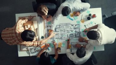 Proje yöneticisi ya da inşaat mühendisinin planlama ve planlama binasında yazışmalarının üst düzey görüntüsü. Toplantı masasında birlikte çalışan mimarın belgeyle birlikte havadan görünüşü. Hizalama.