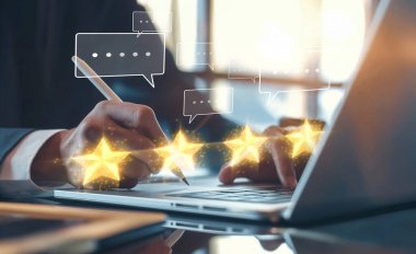 İş adamı müşteri memnuniyet değerlendirmesi verilerini analiz eder ve hizmet kalitesini artırmaya çalışır. Müşteri memnuniyeti ve sadakatini arttırmak için koz değerlendirmeleri. EIDE