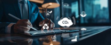 İş adamı CO2 emisyonlarını azaltmak için girişimlerde bulunuyor ve net sıfır hedefliyor. Daha yeşil bir gezegenin karbondioksitini azaltarak sürdürülebilirliğe olan bağlılığını gösteriyor. EIDE