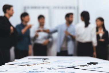 İş zekası ve analist ekibinin iş görüşü ve pazarlama planlama için toplantı odasında BI Fintech 'i kullanmasının bulanık geçmişine sahip belgelerde görülen finansal verileri analiz ettim. Tedbirli