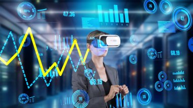Kadın, sunucudaki dijital bilgi ağı teknolojisi animasyonunun VR tarafından el kaydırma grafik analizi kullanılarak dinamik verileri araştırıyor. Kısıtlanma.