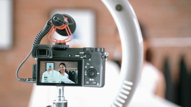 Arka görünüm, kamera ekranında kadın nüfuzunu gizler. Video görüntüleme, video görüntüleme, giysi, sosyal medya ya da blog. Canlı yayın için canlı stüdyo ışıklandırması olan kız canlı yayın pazarlama kaydı