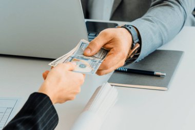 İşadamı başka bir iş adamına para gönderiyor. İşlem, ödeme, maaş ve bankacılık konsepti. uds