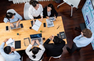 Toplantı masasındaki finansal veri raporlarını analiz eden çeşitli iş analist gruplarının geniş görüşü. İş zekası analizine göre çizelge ve grafik paneli. Çok titiz.