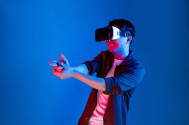 VR takan akıllı oyuncu metaevren dünyasına dönüyor, silah avcılığı oynuyor, mavi neon ışığını, zafer hayvan avcılığıyla bağlantılı, fütüristik teknoloji hologramı sanal gerçekliğiyle izole ediyor. Entrika.