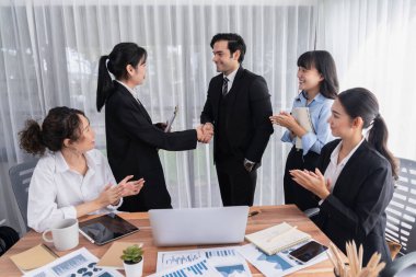 Bir grup iş adamı başarılı bir iş anlaşması toplantısı yaptıktan sonra el sıkıştı. Çeşitli yarış bürosu çalışanları şirket ofisinde pazarlama planlamasında ilerleme kaydettikten sonra kutlama yapıyorlar. Çok titiz.
