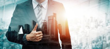 Modern şehir arka planında iş dünyasının çift pozlama görüntüsü. Gelecekteki iş ve iletişim teknolojisi kavramı. Gerçeküstü fütüristik şehir manzarası ve soyut çoklu pozlama arayüzü. uds