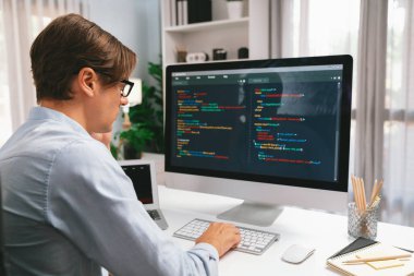 BT geliştiricisi, güncellenmiş sürüm uygulaması projesinde genel sistem oluşturmak için pc ve laptop ekran üzerinde yeni bir kod programı oluşturmak üzere çevrimiçi yazılım geliştirme bilgisi üzerinde çalışıyor. Bireysel.