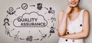 Kalite Güvencesi ve Kalite Kontrol Konsepti - Modern grafik arayüzü sertifikalı standart süreç, ürün garantisi ve müşteri memnuniyeti için kalite iyileştirme teknolojisini gösteriyor. uds