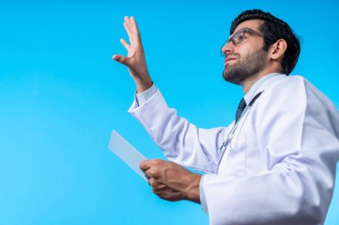 Akıllı doktorların grafik ya da başvuru formlarını gösterip kontrol etmelerinin yan görüntüsü. Laboratuvar önlüğü ve steteskop giyerken profesyonel doktor teşhisi ve tıbbi veriler. Sapma.