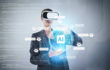 İş kadını, holografik ikona bakarken yapay zeka kullanıyor. Gri arka planda dururken kodlama mühendisliği komut ve programlama sistemine işaret eden yetenekli proje yöneticisi. Kısıtlanma.