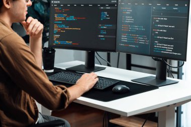 IT geliştiricisi, yazılım güncellenmiş yazılım sürümü kavramını yaratarak, kodlama uygulama ekranları üzerinde modern ev ofisteki pc monitörlerinde çevrimiçi yazılım geliştirme üzerinde çalışıyor. Toplayıcı.