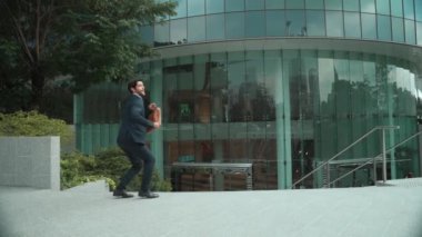 Dans eden iş adamı yürürken çantasını tutar ve parkta serin tutar. Mutlu komik proje yöneticisi işe giderken vücudunu müziğe yöneltiyor. Müdür aşırı sevinç duygularını ifade ediyor. Sevinçli..