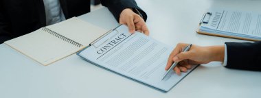 Yönetim kurulundaki iki işletme yöneticisi dönem ve şirket birleştirme anlaşmasını tartışıyor, kurumsal sözleşme belgelerini iş ortaklığı olarak gözden geçiriyor ve satın alma ve birleşme kavramı ile işbirliği yapıyor. Kurnaz.