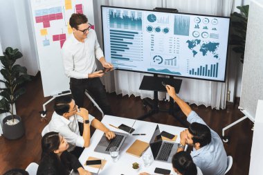 Ofiste sunum ya da analist ekibiyle toplantı odasında mali verileri analiz etmek için BI Fintech 'i kullanmak. İş adamları stratejik planlama için TV ekranında BI gösterge panelini inceliyor.