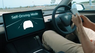 Sürücü ya da otonom araç sürücüsüz ve otomatik pilot modunda hız otoyolunda seyahat etmek, sürücünün rahatlayıp güvenliği tehlikeye atmadan akıllı telefona odaklanmasını sağlar. Kalıcı