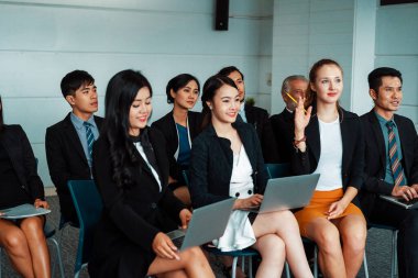 Genç Asyalı ve Kafkas dinleyiciler ofiste grup toplantısını dinliyorlar. İş adamları ve iş kadınları eğitim atölyesinde. Uluslararası çok kültürlü iş. uds