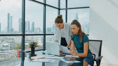 Yetenekli iş kadını, mali stratejiyi tartışırken stresli görünüyor. Zeki iş adamlarının beyin fırtınası yapması, danışman satış planı, gerilimli istatistiksel dokümanları kullanarak fikir. İzleme