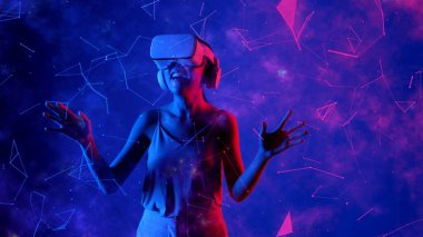 Heyecanlı gülümseyen Asyalı kadın VR metaevrenine bakıp mavi neon dijital evreni işaret ederek yıldızlı zodyak sanal uzay fantastik keşif nebulası meta-dünya. Halüsinasyon.
