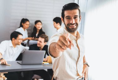 Ofiste çalışan iş arkadaşı ve iş adamlarının geçmişine sahip özgüven ve mutlu gülümseyen iş adamı portresi. Ofis çalışanı takım çalışması ve pozitif iş yeri konsepti. Tedbirli