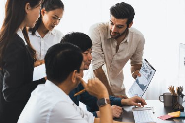 Bir grup farklı ofis çalışanı şirket ofis odasında stratejik iş pazarlama planlamasında birlikte çalışıyor. İş yeri konseptinde pozitif takım çalışması. Tedbirli