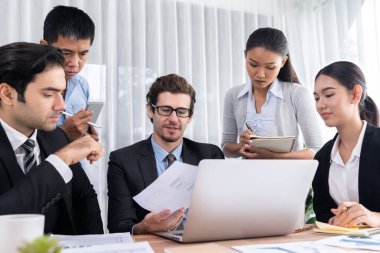 Modern ofis ortamında çalışan çeşitli etnik gruplardan çeşitli iş adamları. Üretken ve çok ırklı ofis çalışanları stratejik ticari pazarlama konusunda tartışmaya giriştiler. Çok titiz.