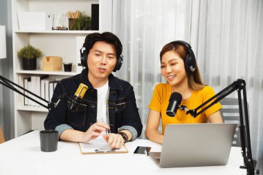 Gülümseyen radyo etkili sunucular, kulaklık takarak sosyal medya kanalından canlı yayın yapıyorlar ve sabah saatlerinde stüdyo kaydında dinleyicilere konu ve dizüstü bilgisayar üzerinden konuşuyorlar. İnfobahn.