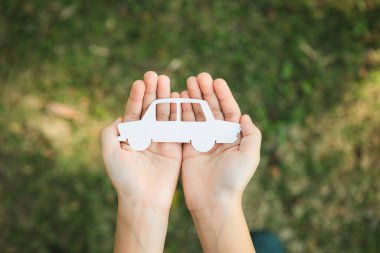 Üst görüşe göre EV araba ikonu çevre dostu taşımacılık ve sıfır CO2 emisyonunu sembolize ediyor. Sorumlu şirket ve EV teknolojisi. Döngü