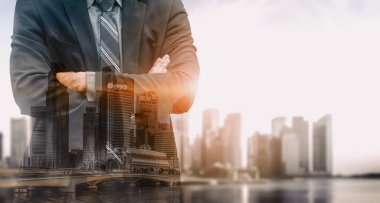 Modern şehir arka planında iş dünyasının çift pozlama görüntüsü. Gelecekteki iş ve iletişim teknolojisi kavramı. Gerçeküstü fütüristik şehir manzarası ve soyut çoklu pozlama arayüzü. uds