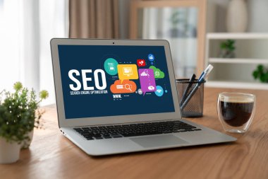 Model e-ticaret için SEO arama motoru optimizasyonu ve bilgisayar ekranında gösterilen çevrimiçi perakende işi