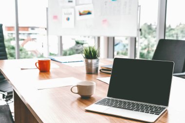 Çalışma odasındaki toplantı masasının kapağı açık dizüstü bilgisayar. uds