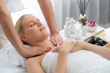 Kafkasyalı kadın müşteri stres önleyici spa masajının keyfini çıkarıyor ve lüks otel ya da oteldeki gündüz açık ortam güzellik salonunda güzellik teniyle eğleniyor. Sessiz.