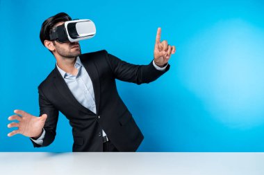 Akıllı iş adamı teknoloji yeniliklerini kullanarak veri analizini seçerken dizüstü bilgisayarla masada duruyor. Sanal gerçeklik gözlüğü ve sanal gerçeklik gözlüğü kullanan yetenekli Kafkas proje yöneticisi. Sapma.