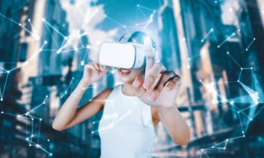 Kadın standı beyaz VR kulaklık takıyor ve beyaz kolsuz bağlantı metaverse, gelecekteki teknoloji siber uzay topluluğu yaratıyor. Sanal gerçekliğin işaret parmağı hologram nesnesini kullanıyor. Halüsinasyon.