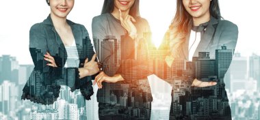 İş ortaklığı anlaşmasının başarısını gösteren birçok iş adamı konferans grubu toplantısının arka plandaki görüntüsü. Takım çalışması, güven ve anlaşma kavramı. uds