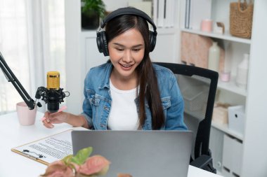 Kot pantolon giyen, yaratıcı yayın yapan genç Asyalı sunucu stüdyo dinleyicisiyle günlük hayatta pazarlamayı ya da danışmanı tanıtmayı online olarak anlatıyor. Taktik.