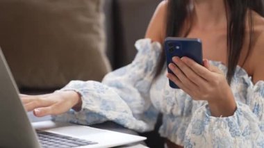 Mutlu bir kadın, faturalarını internet üzerinden öderken gülümseyerek kanepede oturur, tüm faturaları tek seferde ödemenin rahatlığını taktir eder ve kredi kartının sunduğu ödülün tadını çıkarır. Blithe