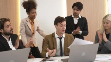 Çeşitli ofis çalışanları ve çalışanları mutlu ve heyecanlı hissediyorlar ve iyi takım çalışması ve olumlu tutumları nedeniyle kutlama yapıyorlar. Süslü işyerlerindeki iş başarısına katkıda bulunuyorlar.