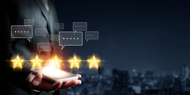 İş adamı müşteri memnuniyet değerlendirmesi verilerini analiz eder ve hizmet kalitesini artırmaya çalışır. Müşteri memnuniyeti ve sadakatini arttırmak için koz değerlendirmeleri. EIDE