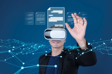 Verimli çalışma süreçleri için çevrimiçi belgeleri yöneten bir iş adamı. Tüm önemli çevrimiçi belgelerinize kolayca güvenli ve hızlı bir şekilde erişim sağlayın. FaaS