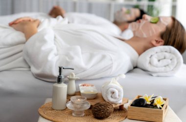 Kaplıca salonunun sakin atmosferi, birkaç müşteri lüks salatalık yüz maskesi takarak kendini yenilemeye çalışıyor. Yüz bakımı tedavisi ve güzellik konsepti. Sessiz.