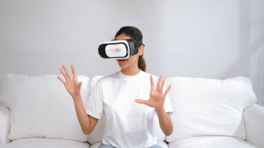 Canlı online alışveriş deneyimi için sanal gerçeklik gözlüğü kullanan genç bir kadın. Sanal gerçeklik VR yeniliği kadın dijital eğlence yaşam tarzı için optimize edildi.