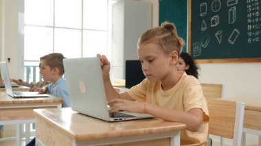 Akıllı beyaz çocuk, yapay zeka üretmek için mühendislik komut yazarak dizüstü bilgisayar kullanıyor. STEM teknoloji sınıfına katılırken çeşitli öğrenci öğrenimi ya da programlama sistemi eğitimi. Teknoloji. Pedagoji.