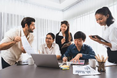 Veri analistleri ofis çalışanlarından oluşan bir ekip, mali, trend ve pazarlama verilerini analiz etmek için iş istihbaratı BI gösterge paneli üzerinde işbirliği yapmaktadır. BI yazılım kullanım sürücüsü iş başarısı. Tedbirli